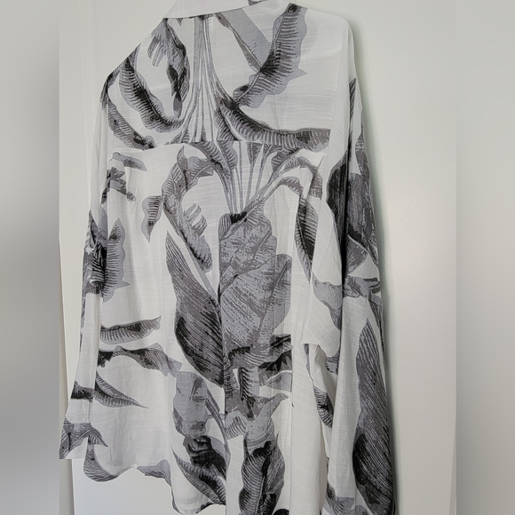 NWOT Diosum Women's Plus Size Gray/ White Hawaiian Print Button Down Blouse - 2X - Picture 6 of 8